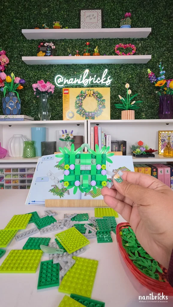 LEGO Spring Wreath 40957 bag 1 base structure build with green plates